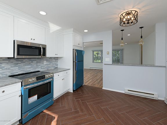 2nd image of 985D Aberdeen Dr #1004