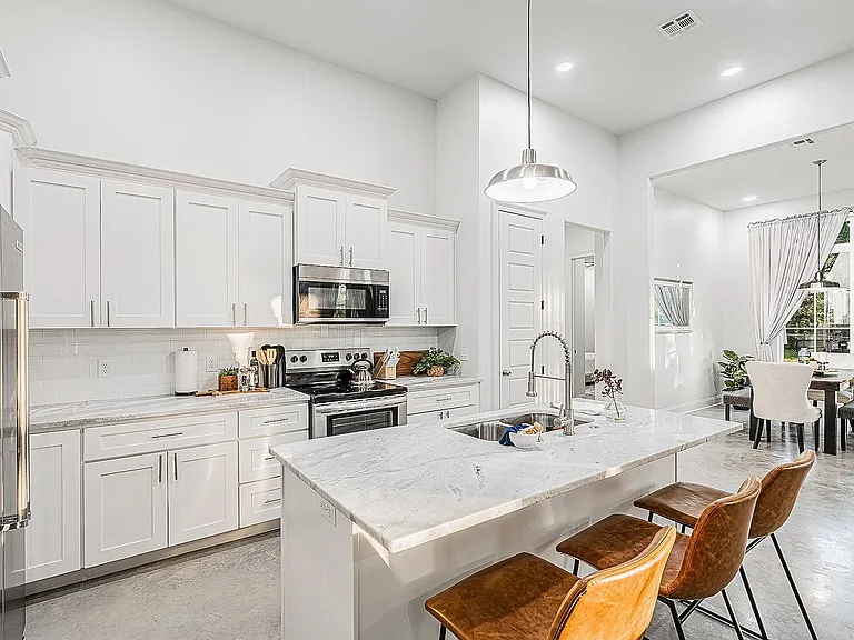 406 E Martial Ave — Photo 6