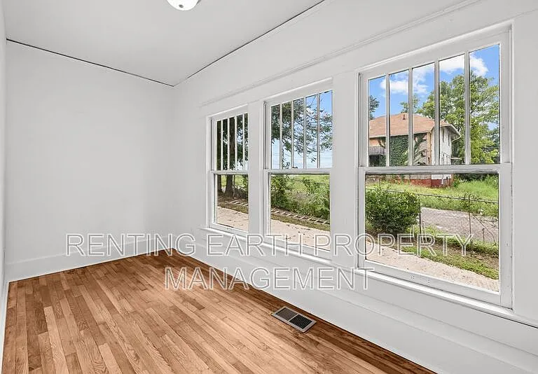 2320 Court R — Photo 7