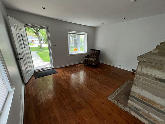 2nd image of 324 Harlem Ave