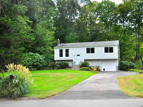 27 Longate Road, Clinton, CT 06413