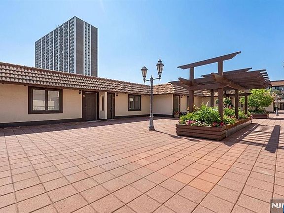 3rd image of 300 Gorge Rd APT 25