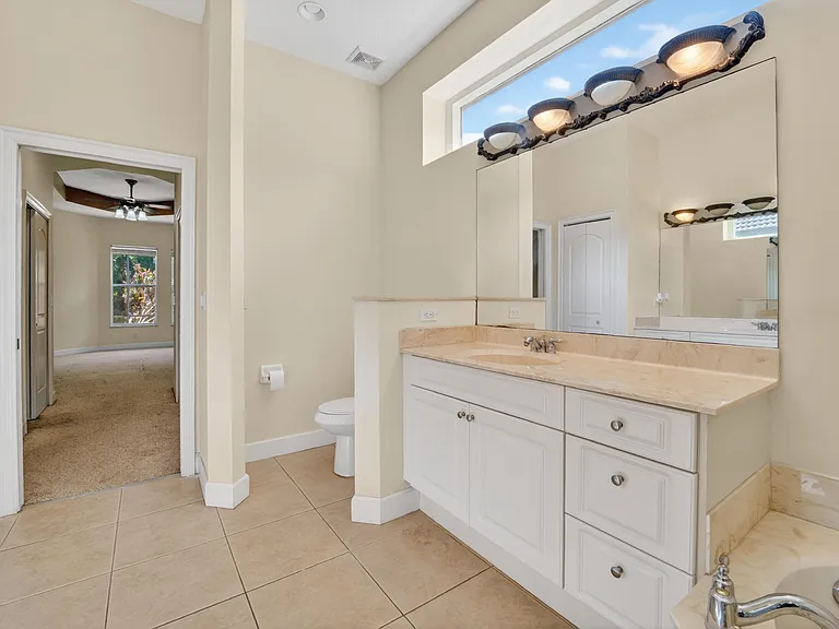 854 SW Saint Tropez Ct — Photo 27