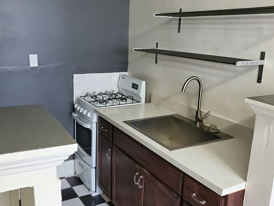 2nd image of 828 W Willis St