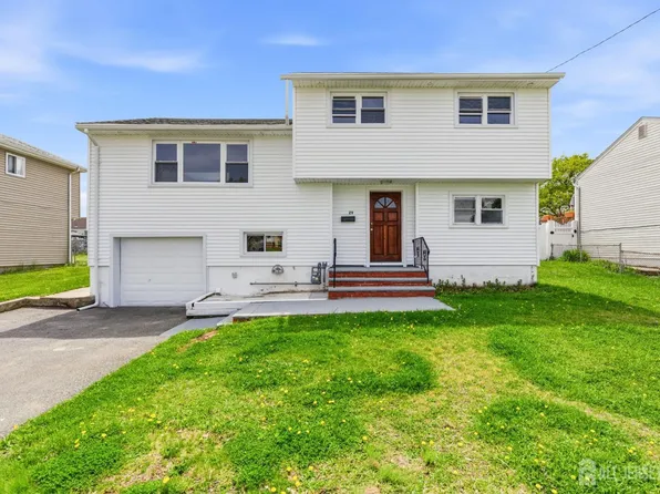 29 Swarthmore Dr, Carteret, NJ 07008
