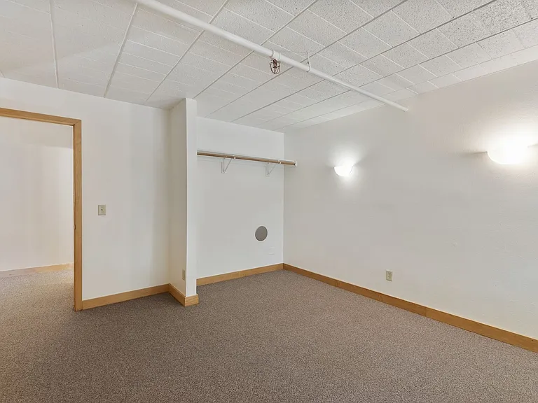 2125 W Kilbourn Ave — Photo 4