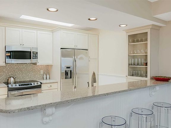 4th image of 503 Fox Hill Dr