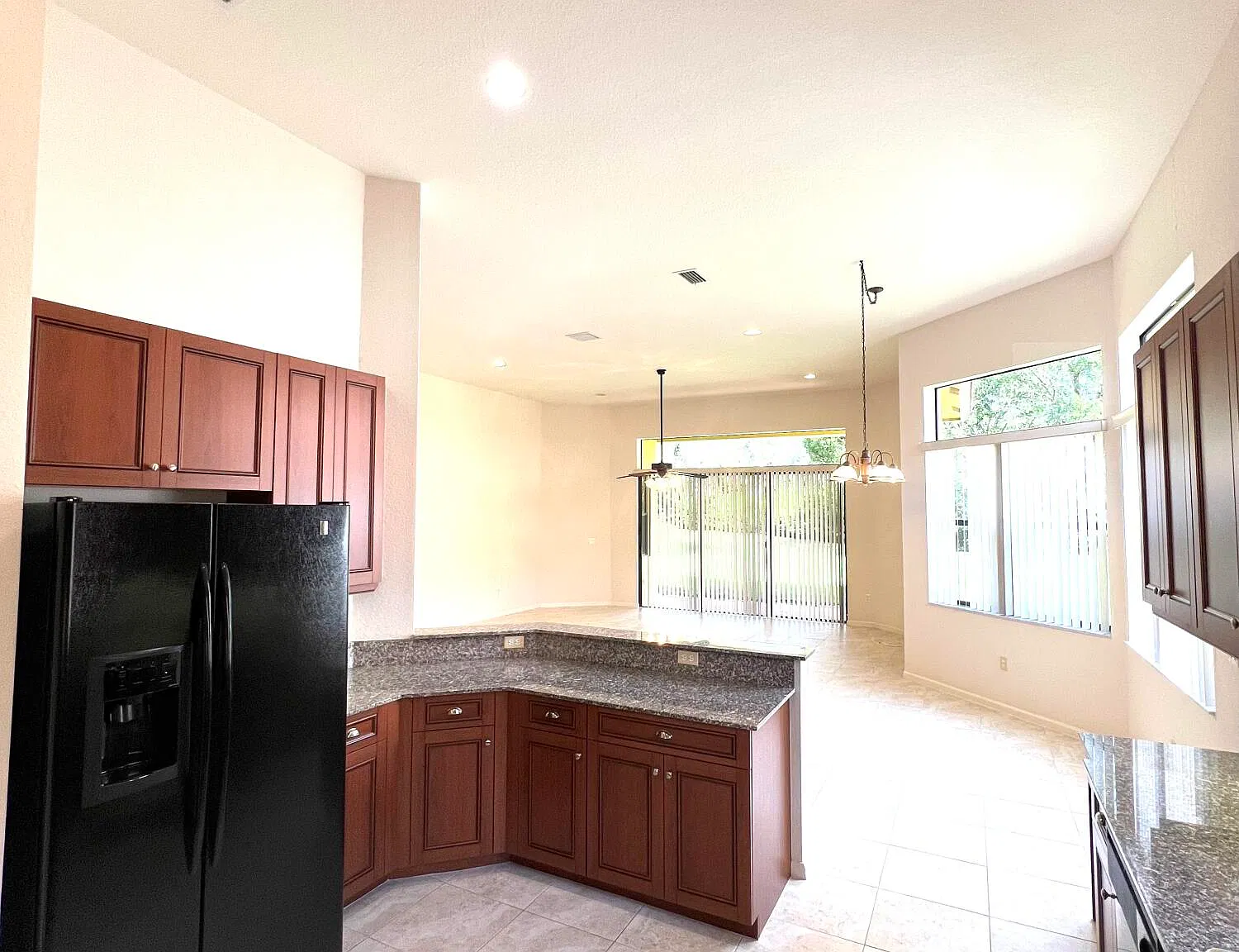 3 bed, 2.0 bath, 2300 sqft, $4,500 — Photo 4