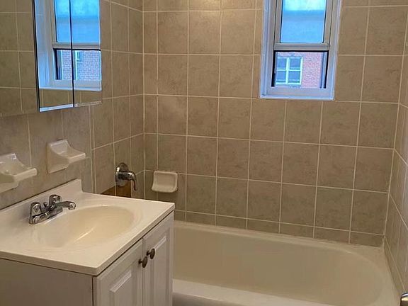 5th image of 14209 Barclay Ave #7B