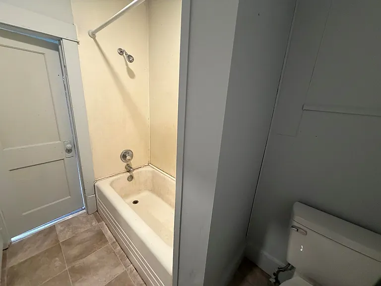 426 W Maple St #W — Photo 5