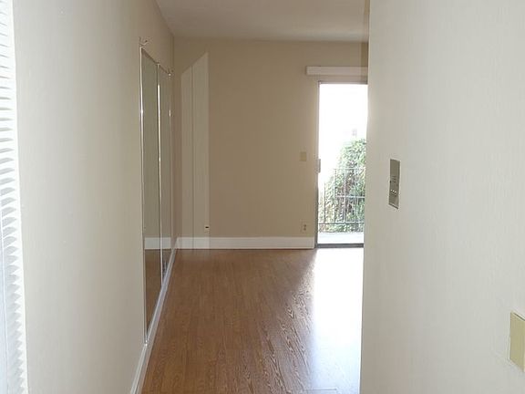 5th image of 201 Athol Ave #206