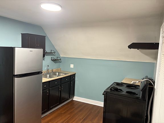 3rd image of 75 1/2 W 17th St