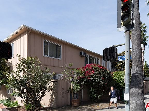 3rd image of 7504 Hollywood Blvd
