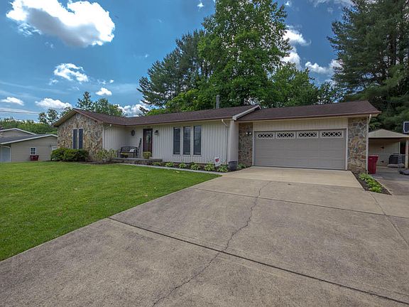 3rd image of 1304 Plantation Dr