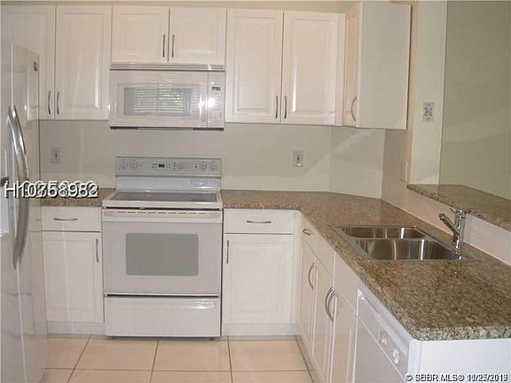 2nd image of 936 Tanglewood Cir