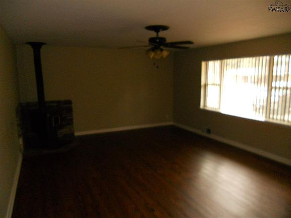 3rd image of 800 Meadow Dr