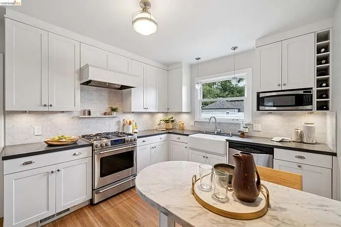 741 Grosvenor Pl — Photo 2