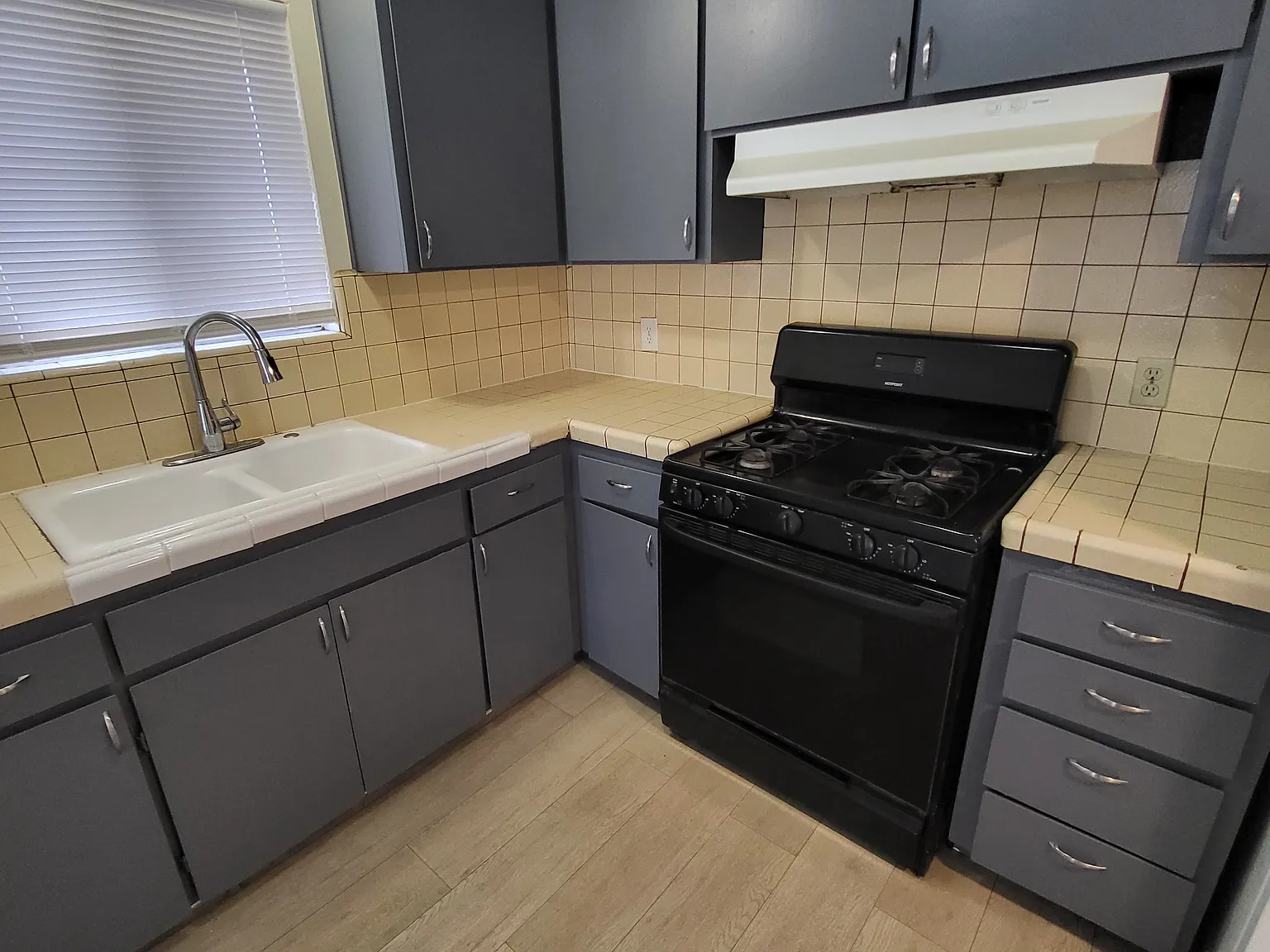 3 bed, 896 sqft, $1,675 — Photo 2