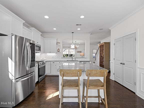 5th image of 112 Collins Way