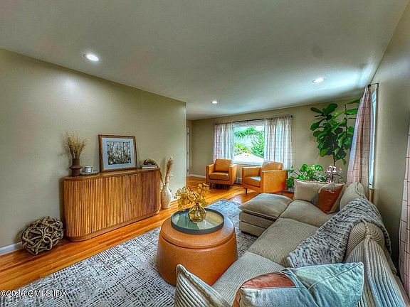 3rd image of 37 Gerry St