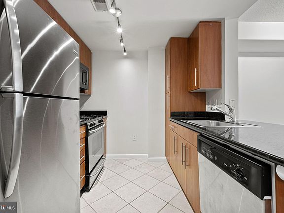 2nd image of 1021 N Garfield St APT 512