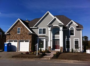 6 Vinegar Hill Dr, Saugus, MA 01906