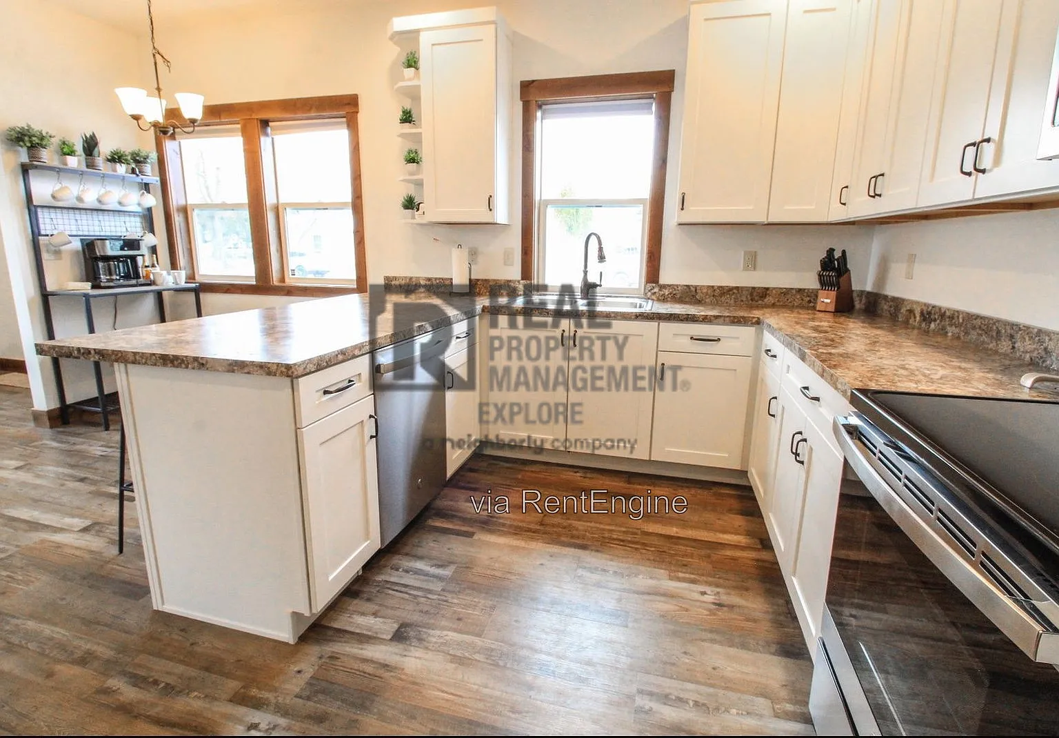 3 bed, 2.0 bath, 1860 sqft, $2,200 — Photo 2