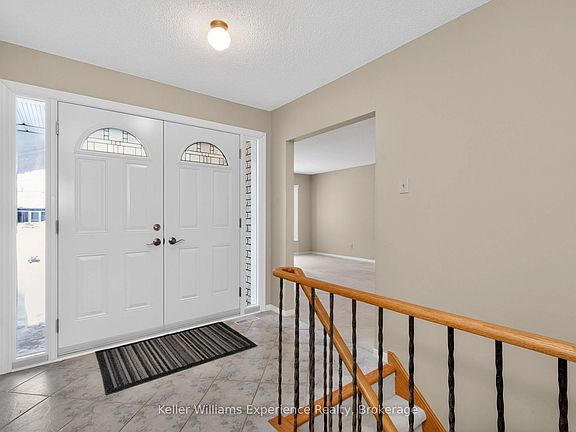 3rd image of 943 Playfair Rd