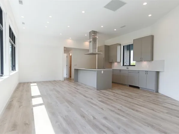 1123 Keith Rd E, North Vancouver, BC V7J 2J4