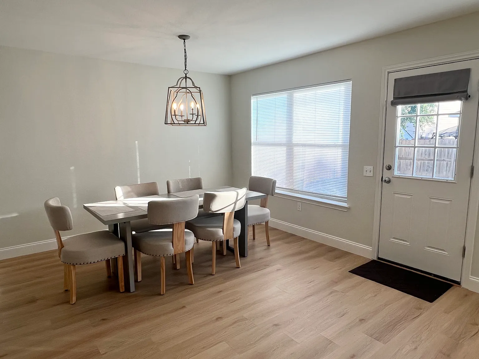 4 bed, 2.5 bath, 2402 sqft, $775 — Photo 2