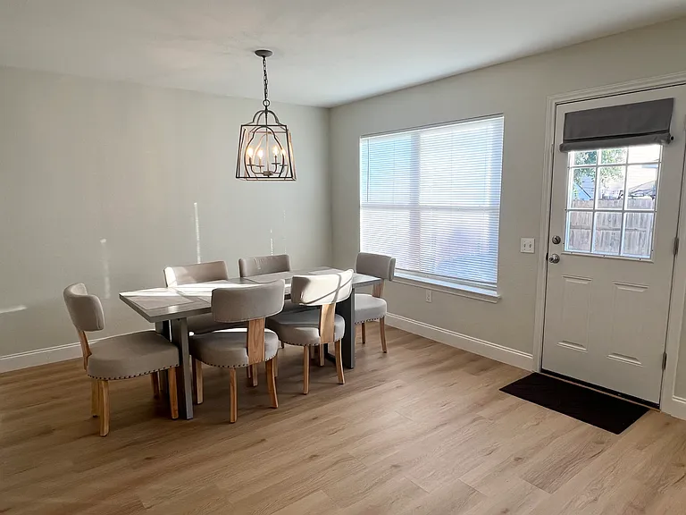 7328 S Glenn St — Photo 2