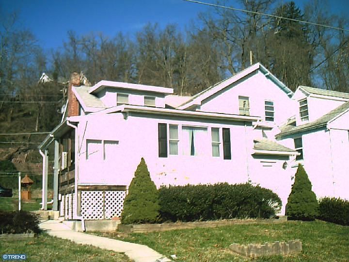 2nd image of 722 Windsor St