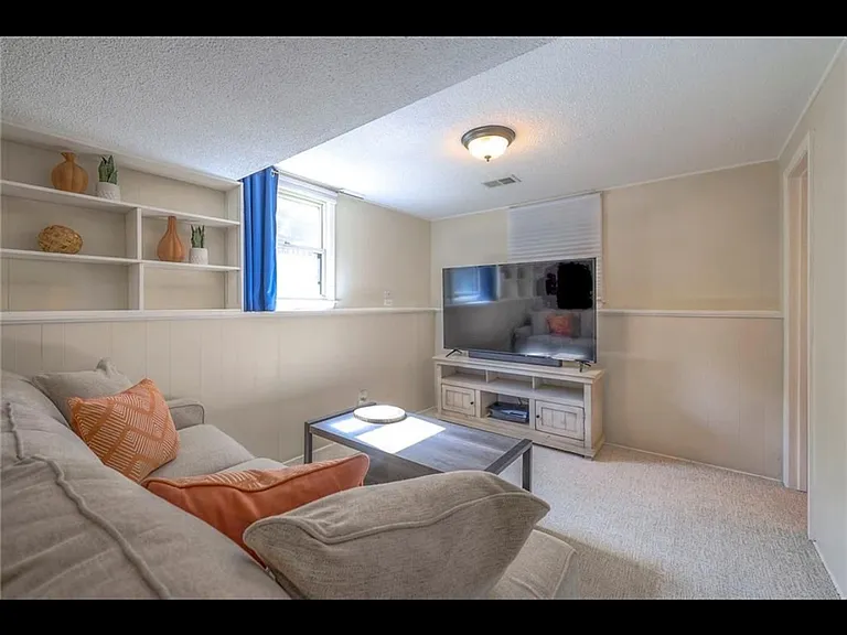 9110 Farley Ln — Photo 10