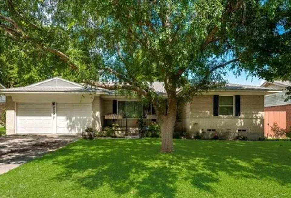 1st image of 2504 Livenshire Dr