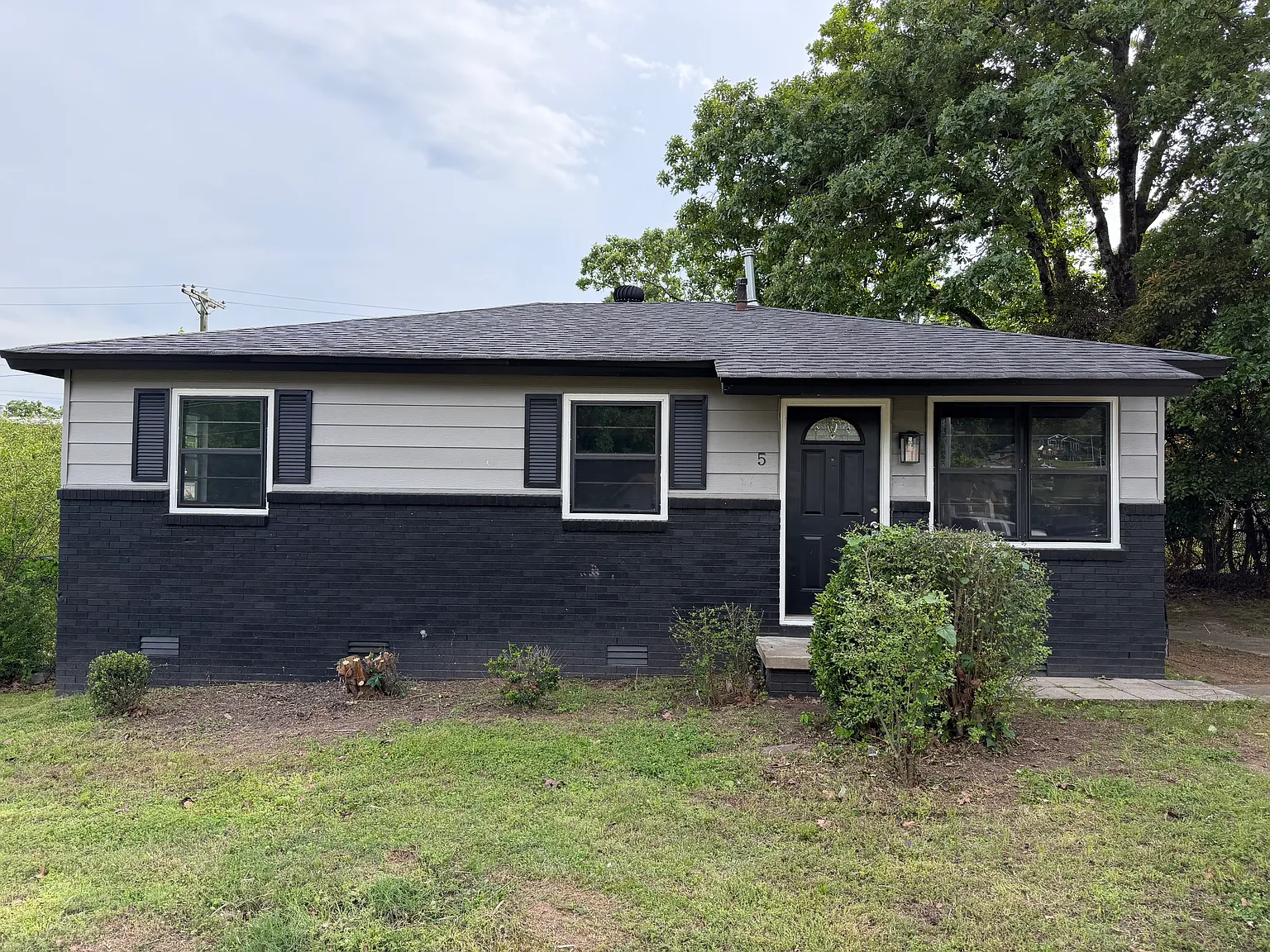 Charming 3 Bedroom 1 Bath Home — Photo 2
