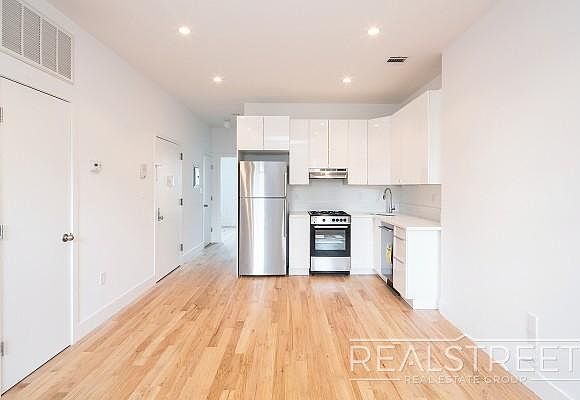 1st image of 290 Smith St #2