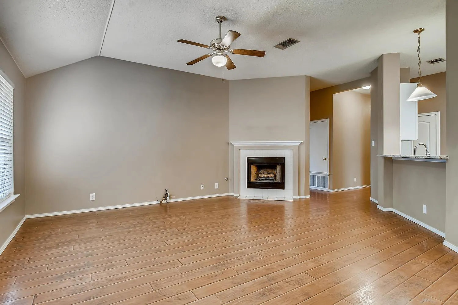 4 bed, 2.0 bath, 1896 sqft, $1,950 — Photo 2