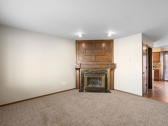 3rd image of 107 W North Point Dr