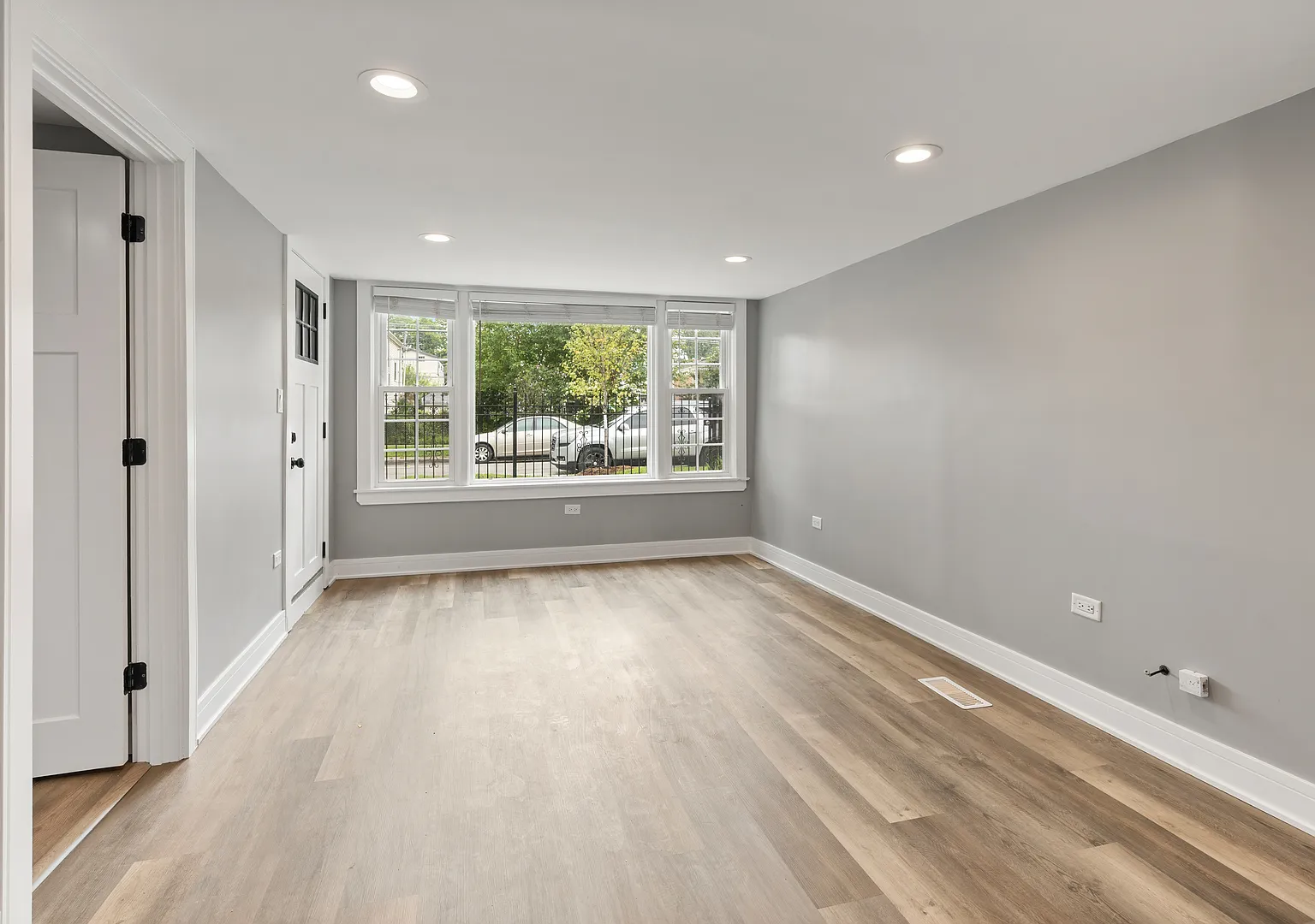 3 bed, 1000 sqft, $2,300 — Photo 3