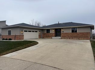 1556 Crestview Dr, Vermillion, SD 57069