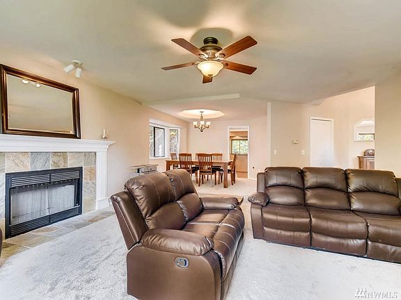 Open floor plan with living room right off dining rm and kitchen