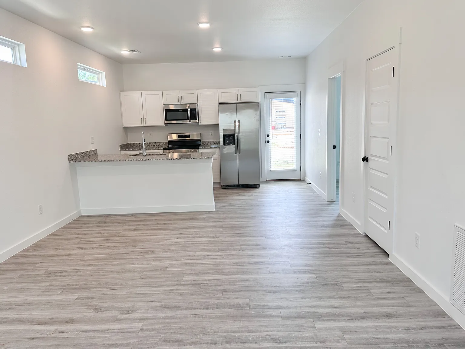 861 States Avenue - 1 — Photo 2