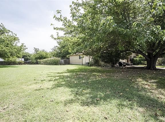 3rd image of 605 McKown Dr