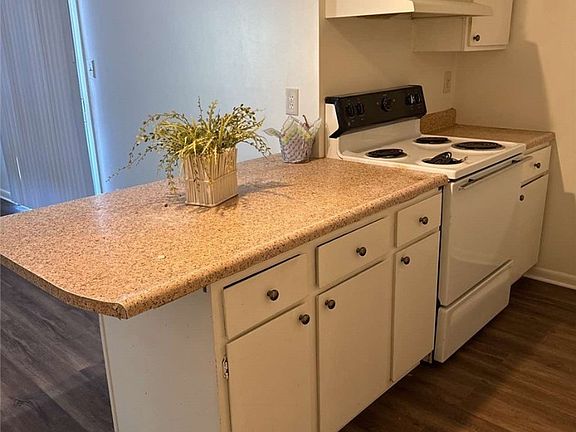 3rd image of 1128 Southwood Dr APT 8