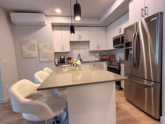 3rd image of 2469 Gateway Rd #106