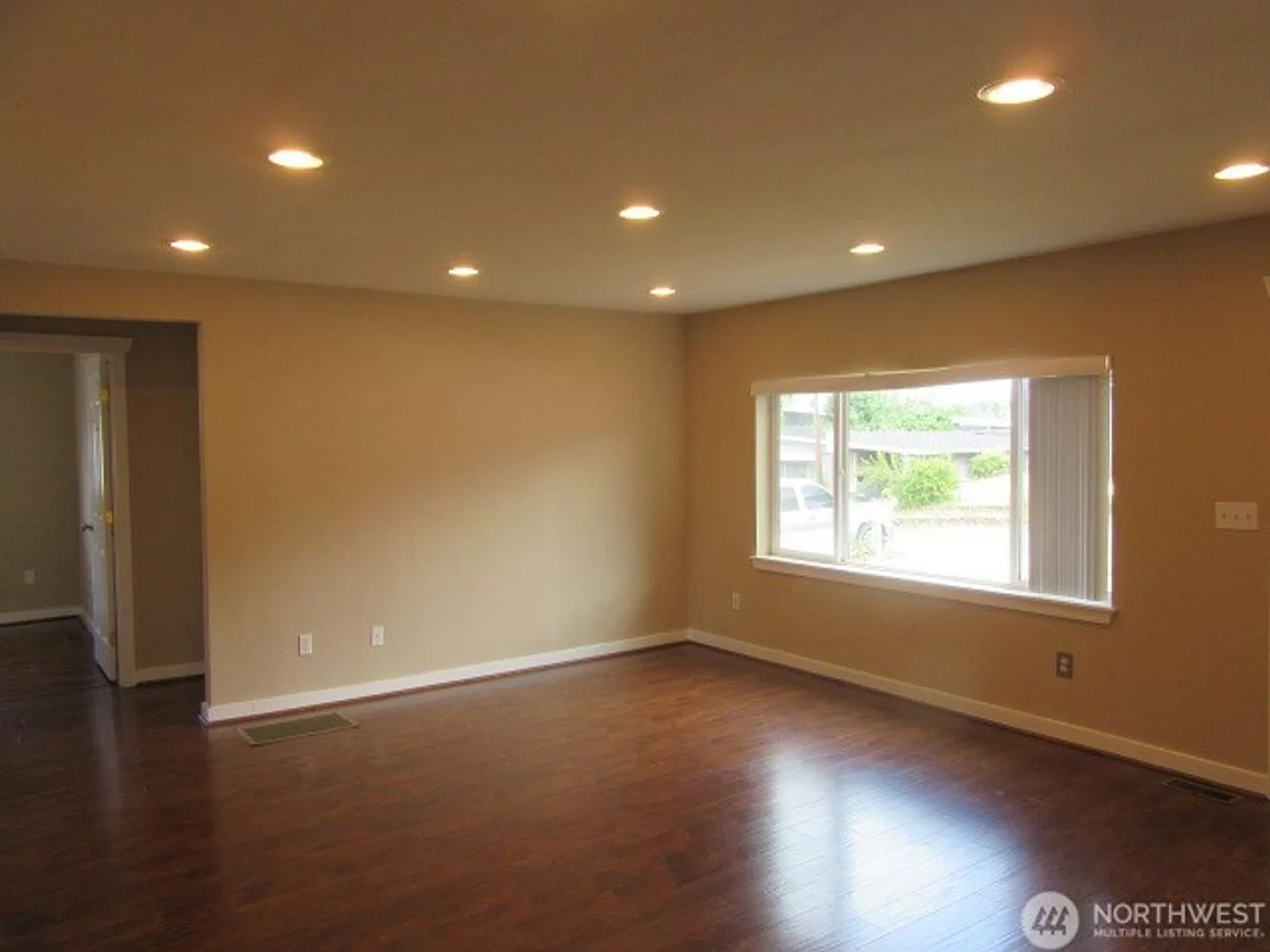 3bd/2ba Renton Home — Photo 2