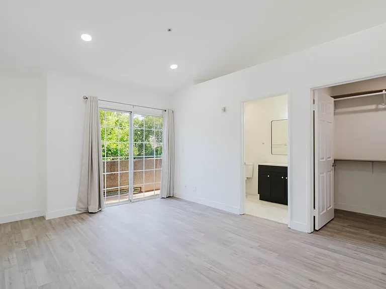 18347 Saticoy St #26 — Photo 18