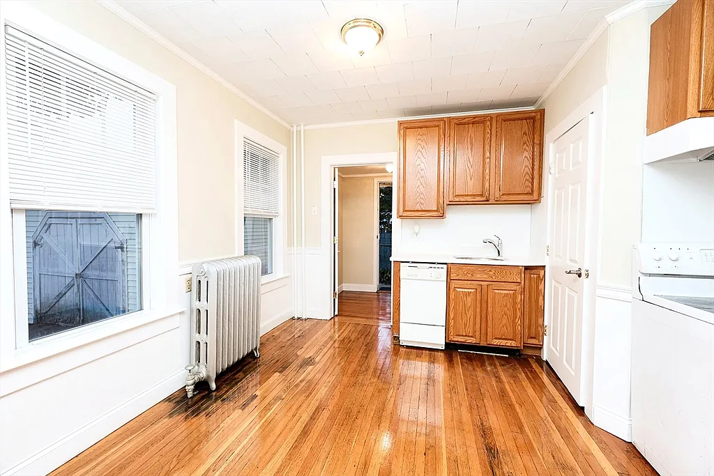 3 bed, 1.0 bath, 1024 sqft, $2,995 — Photo 2