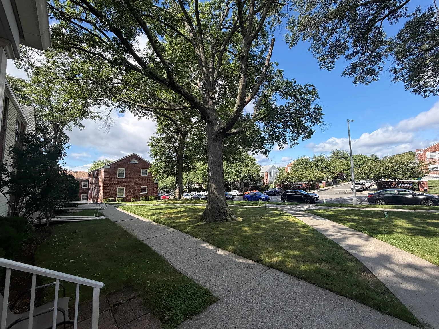 Cloverdale Blvd, Oakland Gardens — Photo 1