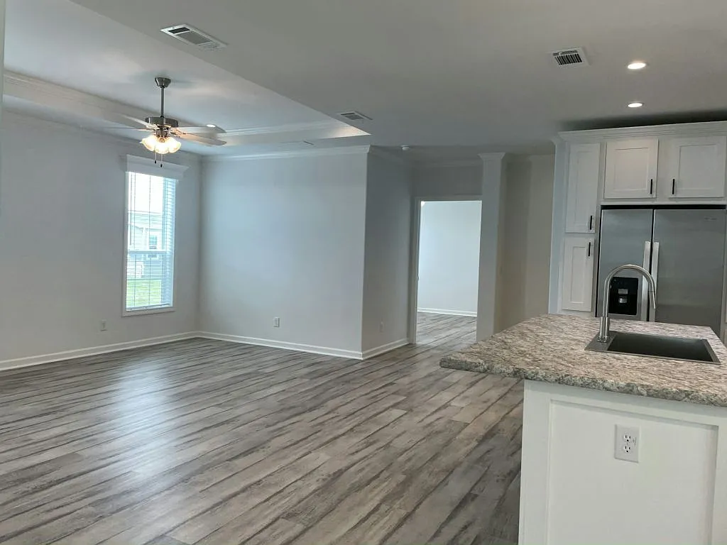 3 bed, 2.5 bath, 1460 sqft, $1,699 — Photo 3